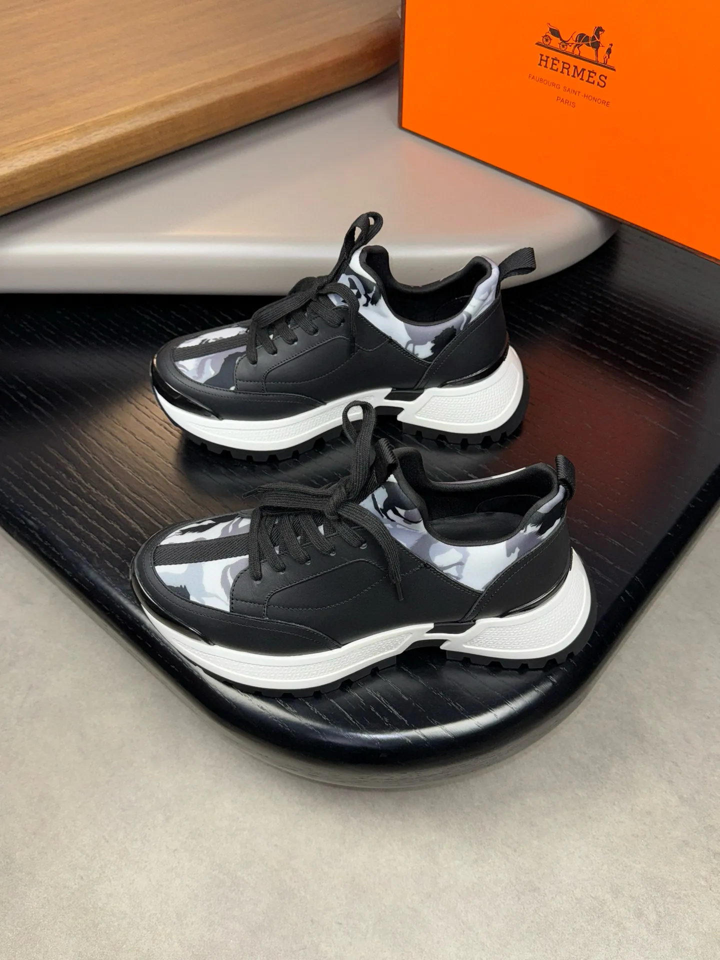 [HERMES] Hermès men's shoes💰560💰 - High-end quality original casual sports shoes - Upper: 🔝Nappa calfskin, high-grade elastic cloth, brand webbing - Lining: elastic cloth, foot pad; water-dyed cowhide - Outsole: ultra-light T men's shoes 💰U foam rubber; two-color molded outsole -Ultra-high quality control and fine workmanship: outstanding (high-end, extravagance, grade) -Size: 39-44 (38, 45, can be customized)